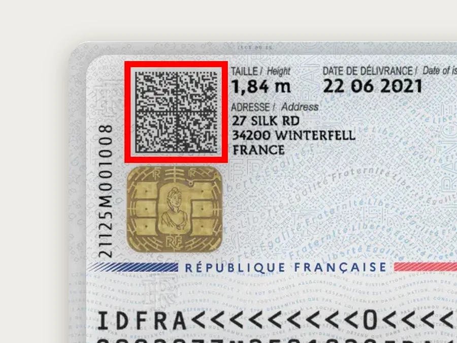 Verso d'une carte d'identité spécimen : 2D-DOC encadré et bande MRZ